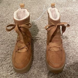 NWT universal thread boot